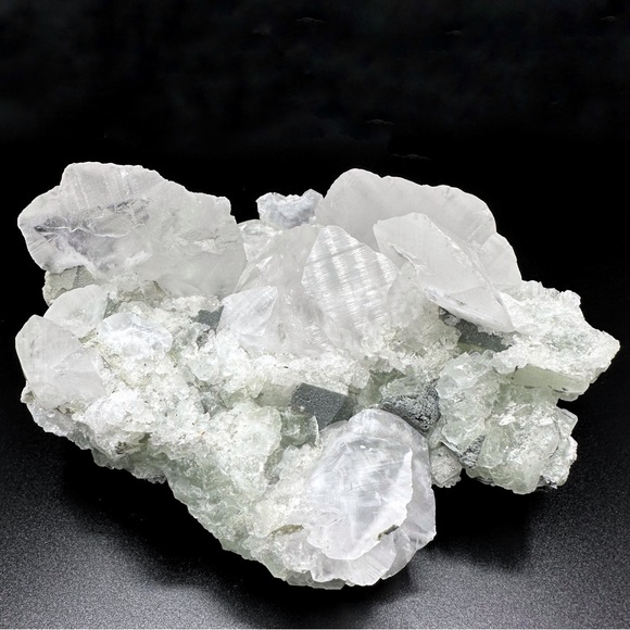 UV-Reactive Calcite and Fluorite Specimen: A Symphony of Colors and Energies - Picture 1 of 5